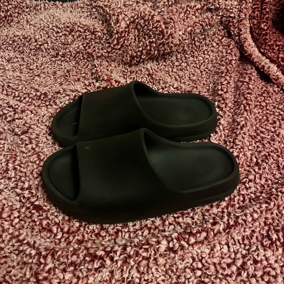 Yeezy Black Minimalist Sandals - Picture 3 of 3
